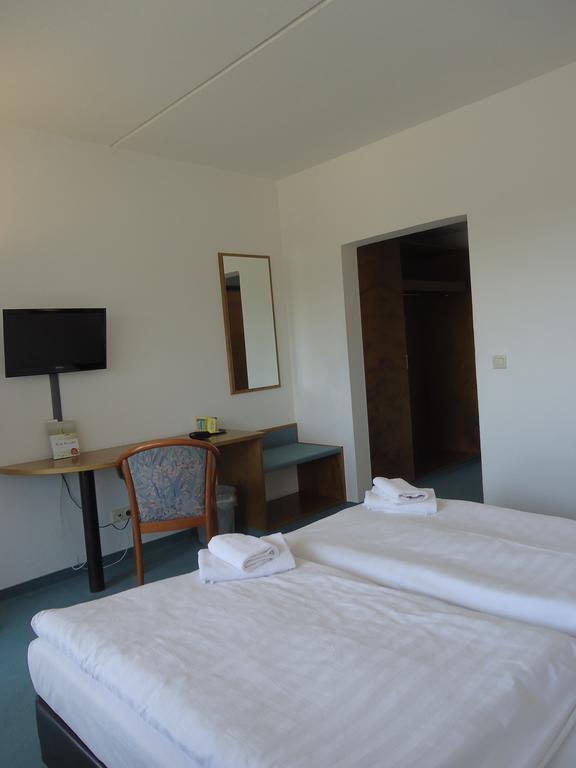 Greenline Hotel Hellfeld Нойбранденбург Экстерьер фото